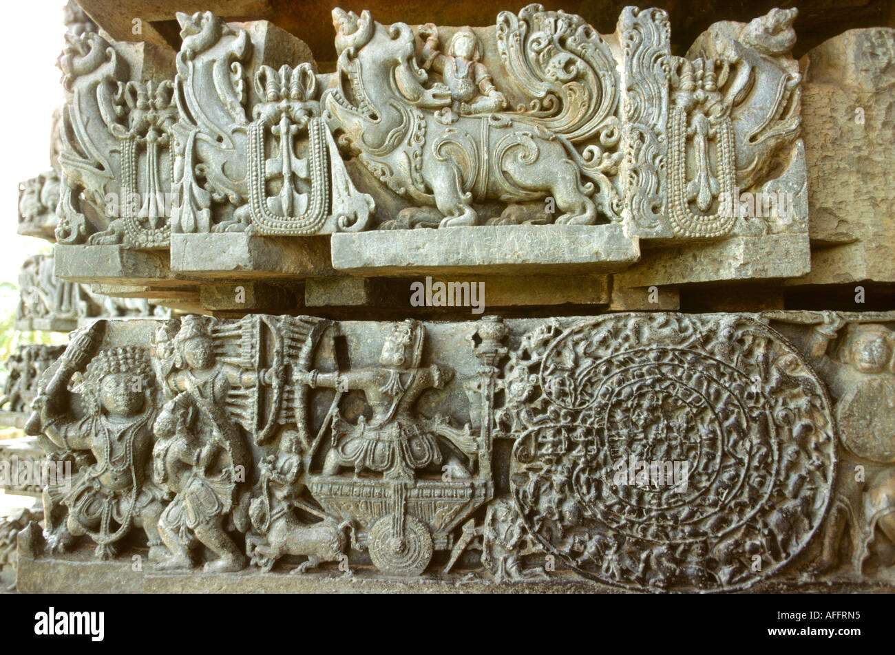 L'Inde Karnataka Halebid Hoysaleswara Temple sculpture de guerriers et d'éléphants Banque D'Images