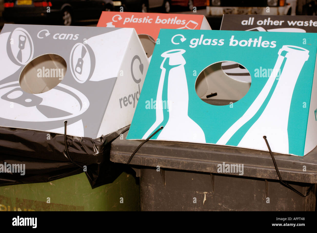 Conteneurs de recyclage pour les bouteilles en plastique et les canettes en verre Banque D'Images
