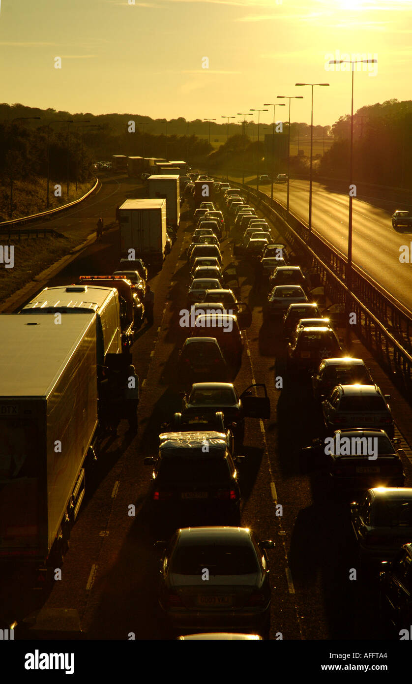 M40 soirée coucher de soleil et d'embouteillage de la pollution de la congestion automobile sur le changement climatique Banque D'Images