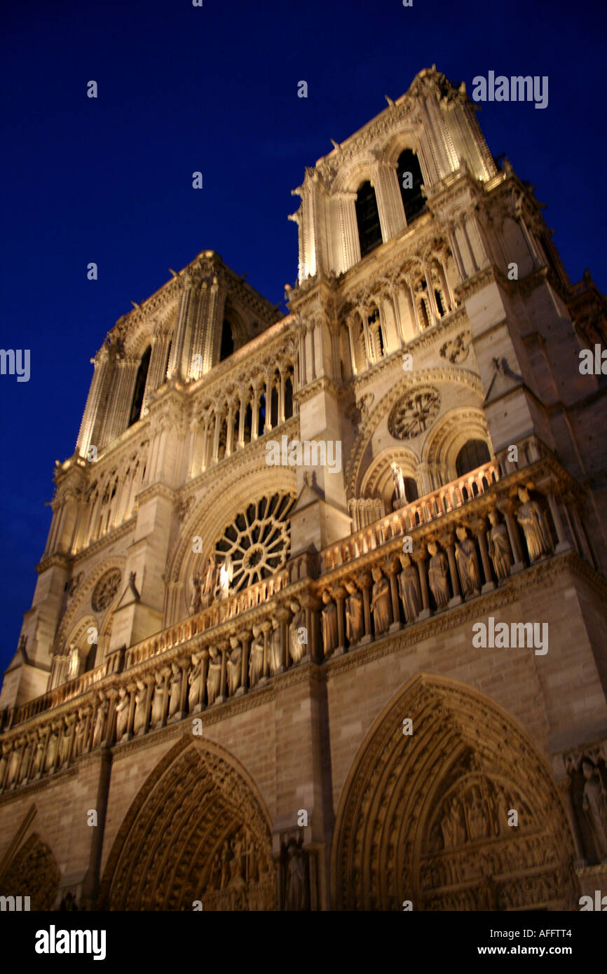 Façade de Notre Dame de nuit Banque D'Images