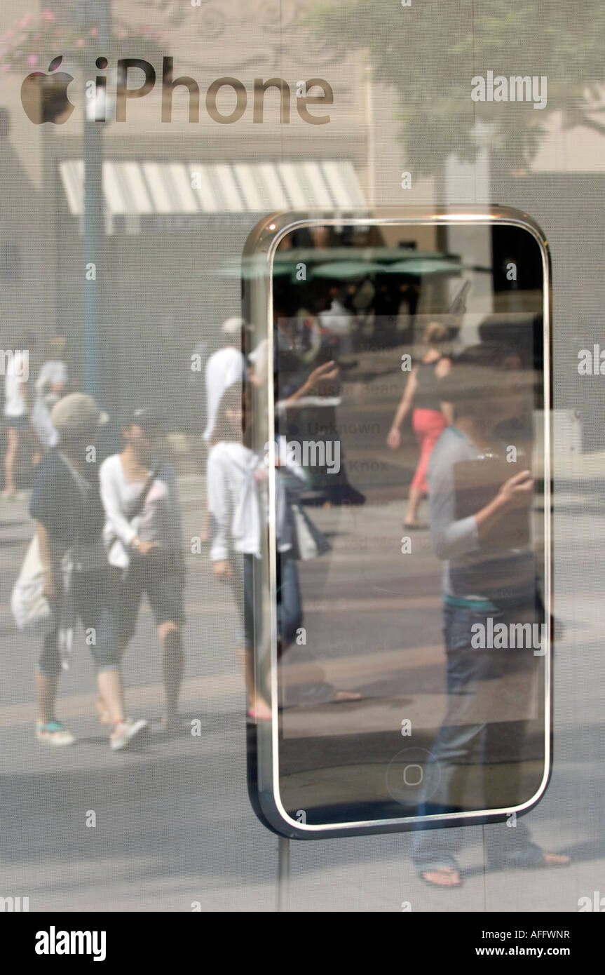 L'iPhone est bien en évidence dans la fenêtre de la Santa Monica, CA Apple store. Banque D'Images