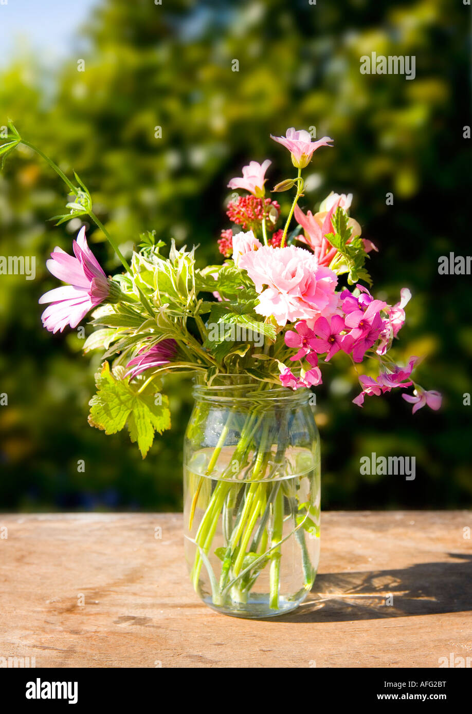 Mixed summer fleurs dans un vase en verre pot de confiture Photo Stock -  Alamy