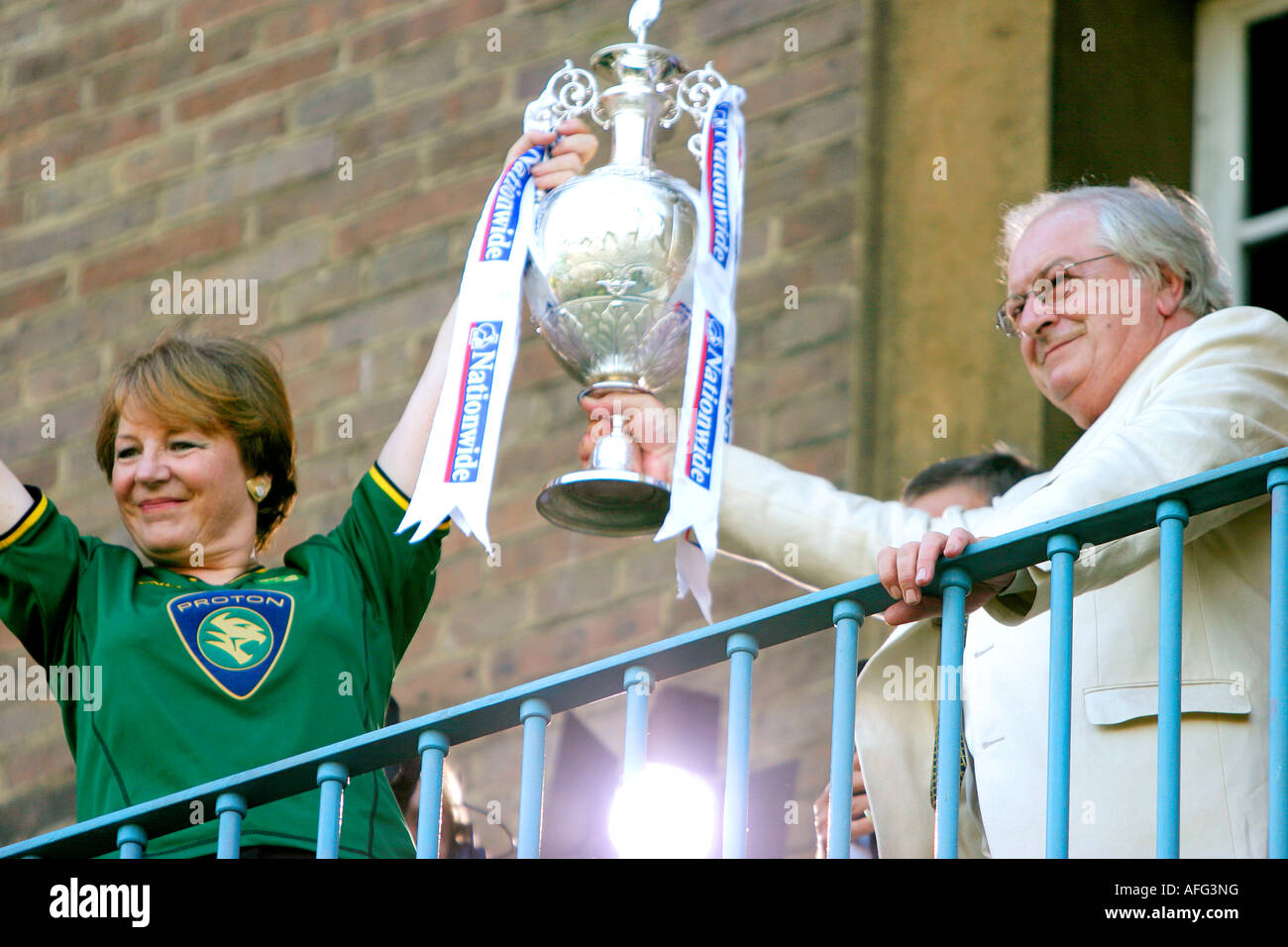 Delia Smith et Michael Wynn-Jones tenant le trophée de championnat, Avril 2004 Banque D'Images