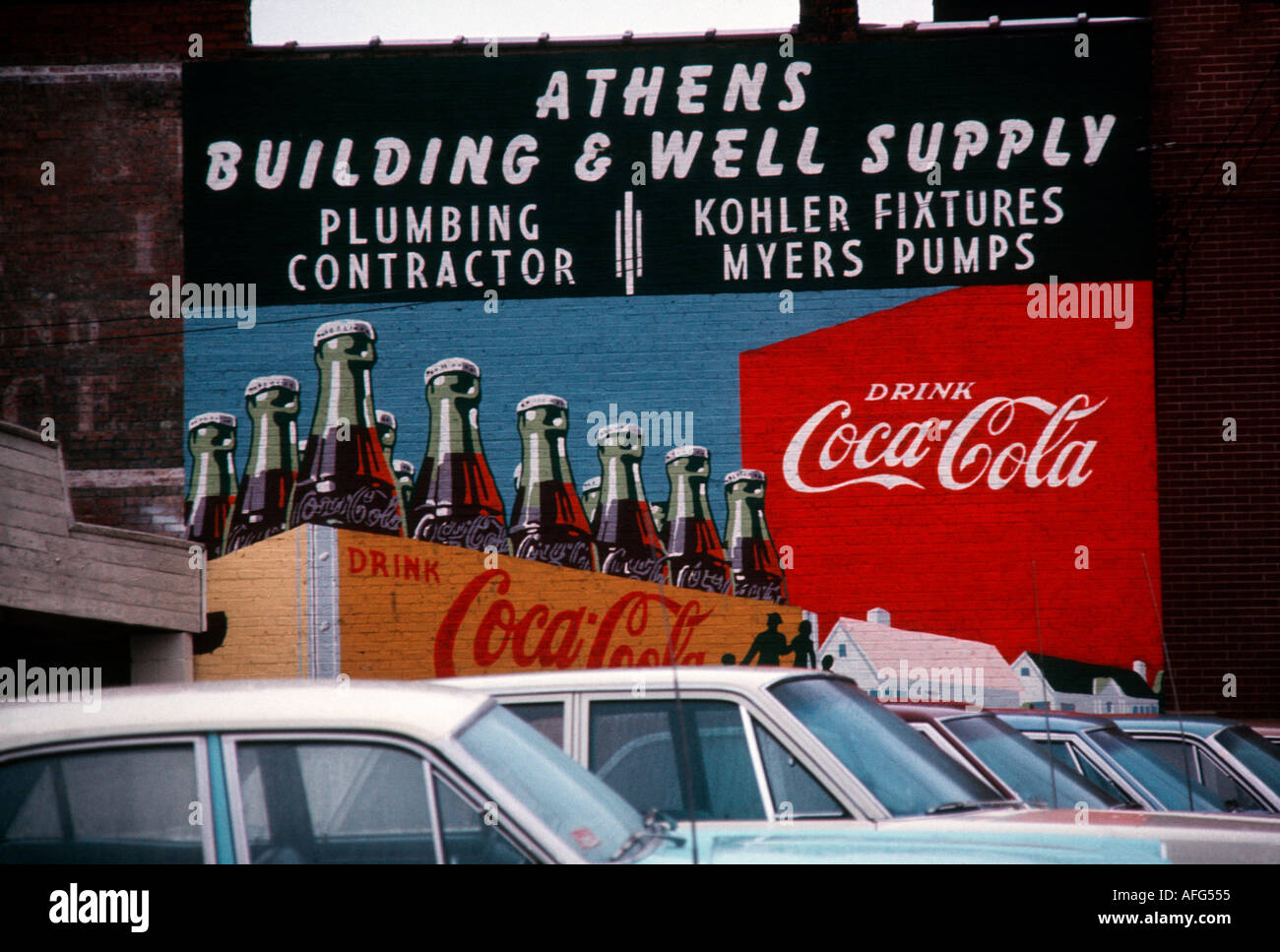 La publicité par le vernaculaire Coca Cola Company peint directement sur le côté d'un bâtiment à partir de mai 1970 Banque D'Images