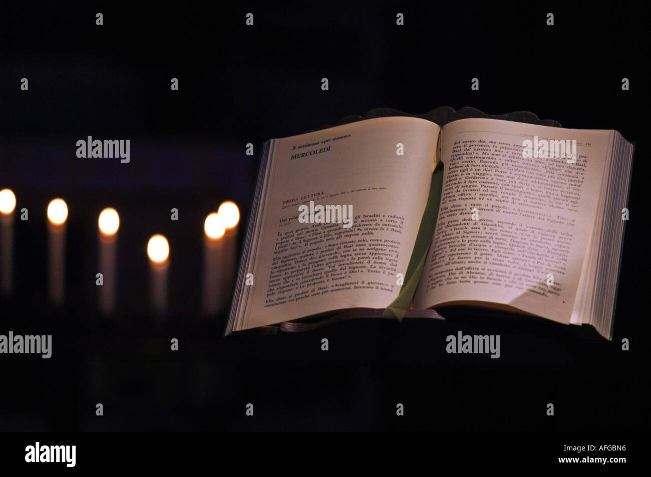 La Sainte Bible et des bougies Banque D'Images