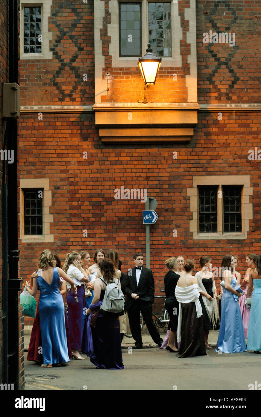 La queue pour entrer dans le Clare College peut Ball à Cambridge, Angleterre Banque D'Images