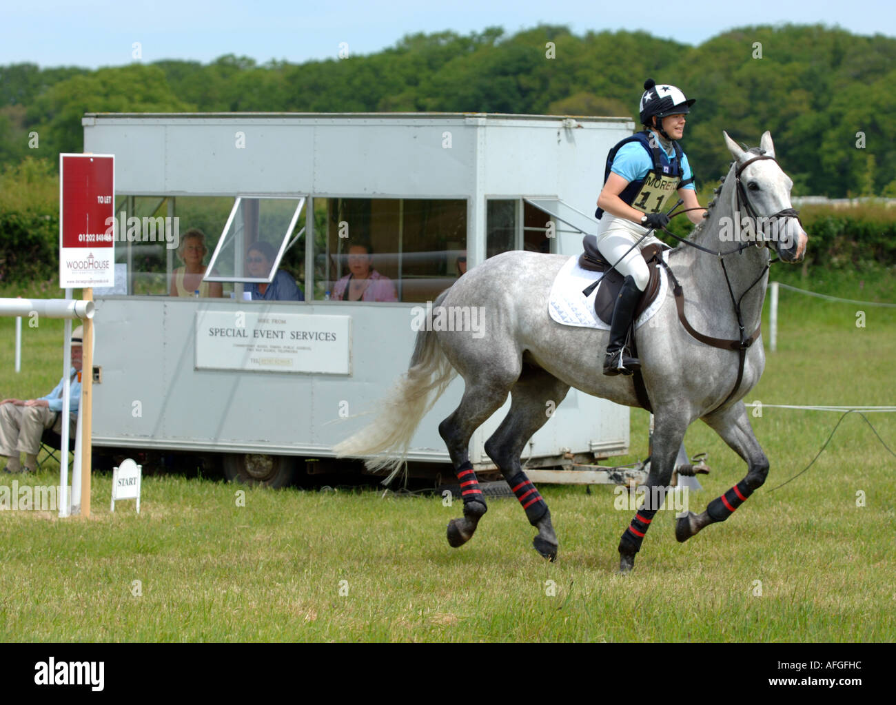 Horse rider au début pendant une journée de concours complet à Moreton in Dorset UK Grande-Bretagne Banque D'Images
