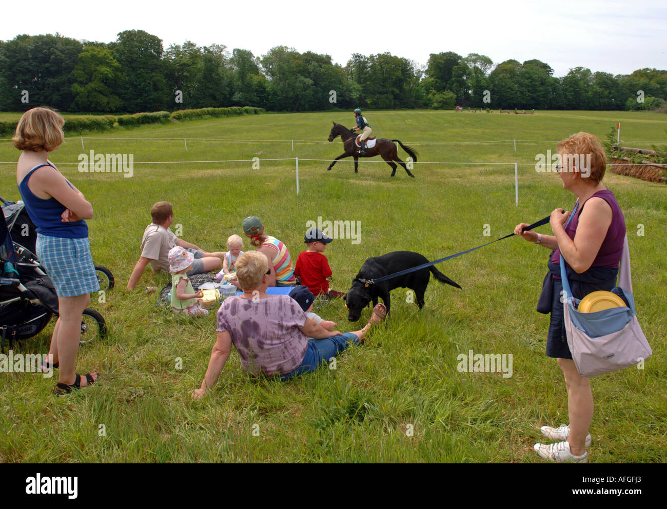 Horse Rider passe des spectateurs pendant une journée de concours complet à Moreton in Dorset UK Grande-Bretagne Banque D'Images