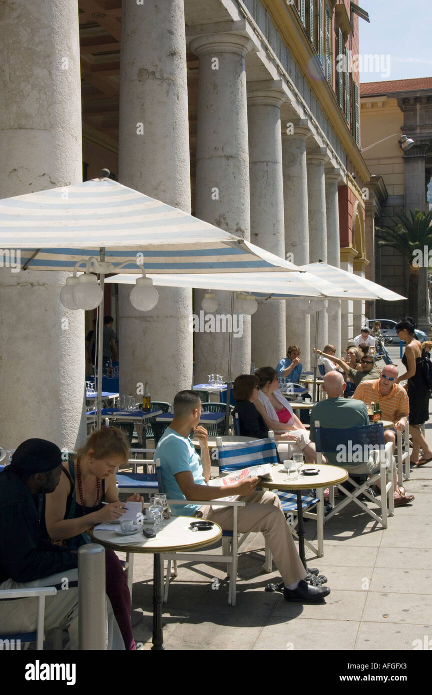 Tables de restaurant en face des colonnes de l'arcade de Palais Astraudo  dans le port à Nice dans le sud de la France, Côte d'Azur Photo Stock -  Alamy