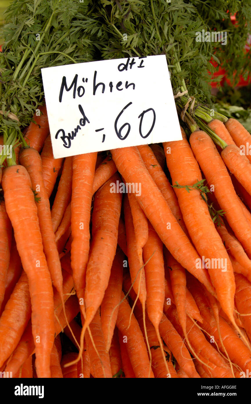 Carottes fraîches en vente à Winterfeld Platz à Berlin Schoneberg marché Banque D'Images