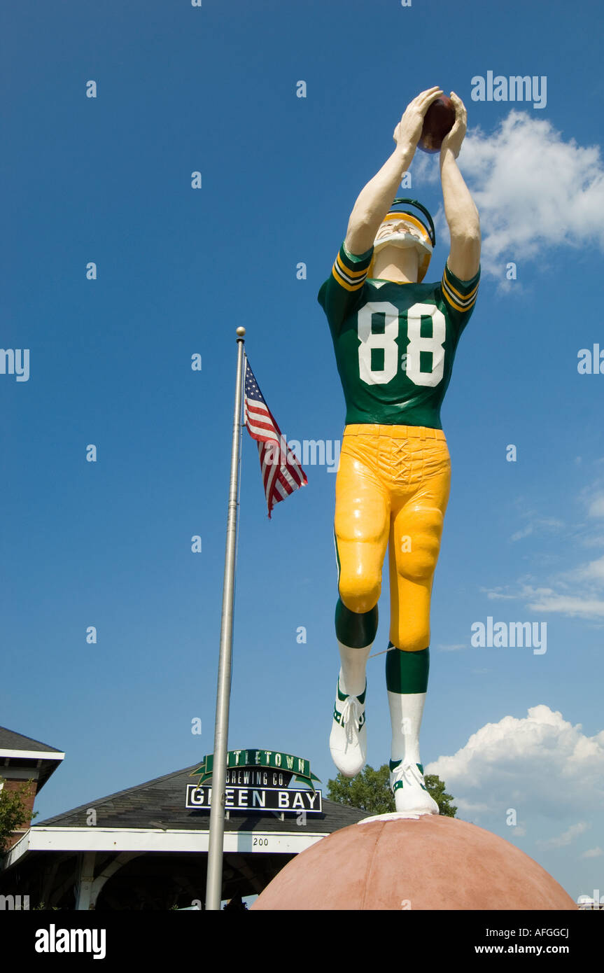 File:Packers Statue Green Bay Wisconsin.JPG – Travel guide at