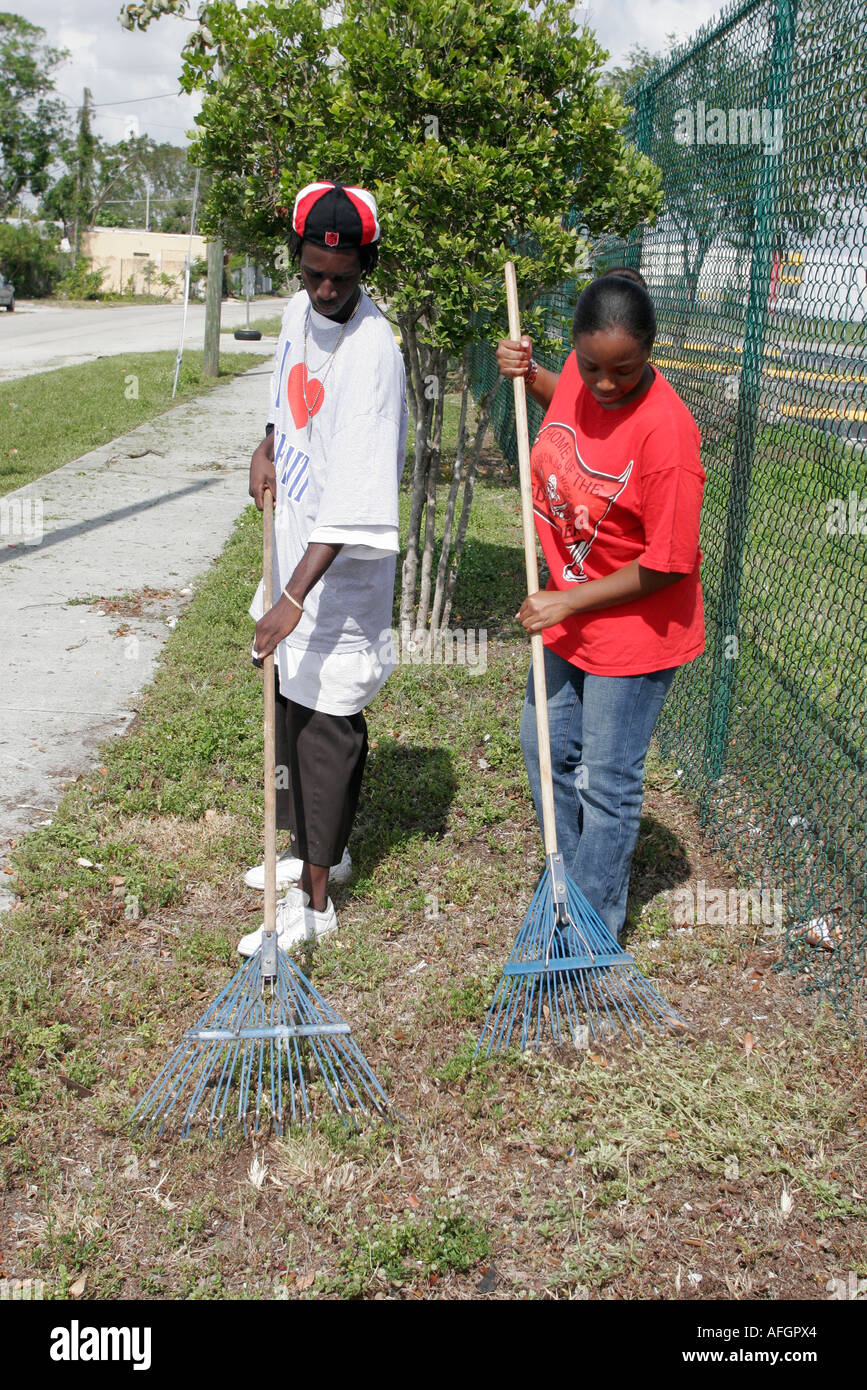 Miami Florida,Little Haiti,nettoyer les bénévoles de service communautaire bénévoles travailleurs du travail, travail d'équipe travaillant ensemble pour servir l'aide hel Banque D'Images