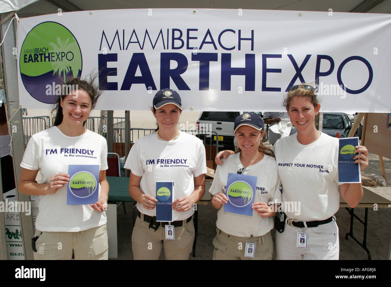 Miami Beach Florida,Ocean Drive,Lummus Park,Earth Day Expo,femmes femmes,employés de la ville,brochure brochures dossier dossiers brochures brochure info Banque D'Images