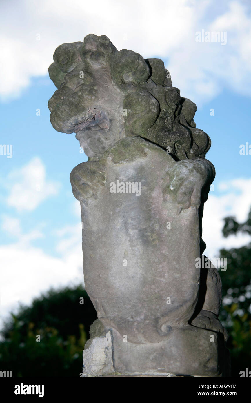 Jardin Sculpté en pierre statue de lion tenant un blason Banque D'Images