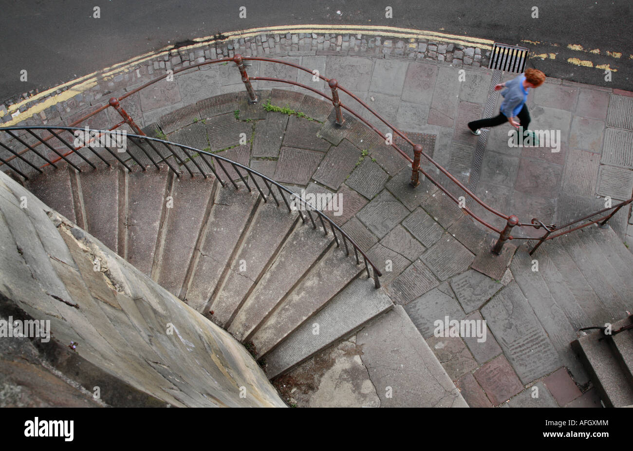 Woman walking cours des étapes au Royal York Crescent à Clifton Bristol Banque D'Images