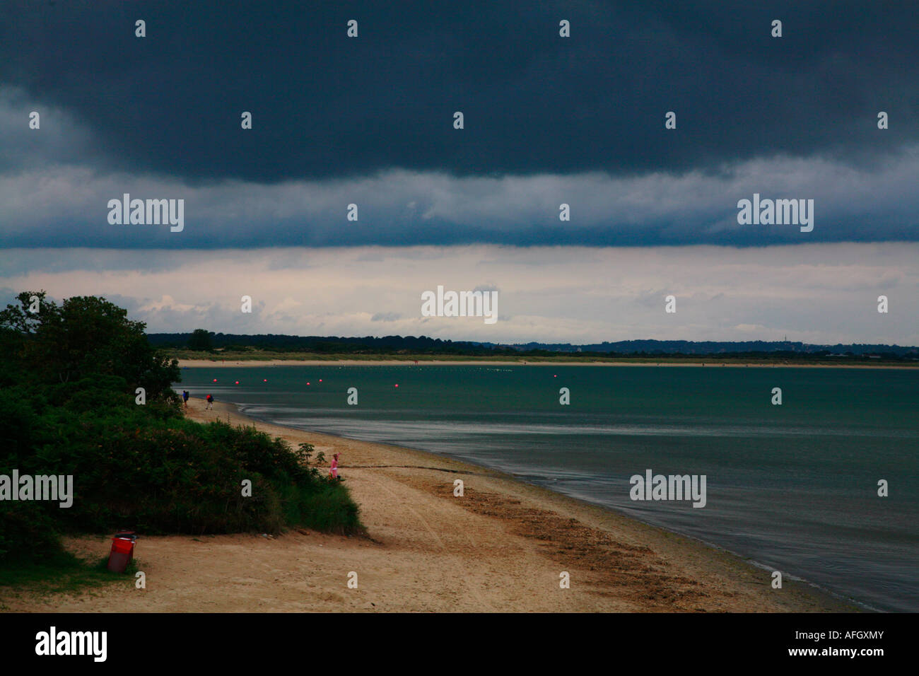 Nuages de tempête de recueillir plus de Studland Bay Beach dans le Dorset en Angleterre Banque D'Images