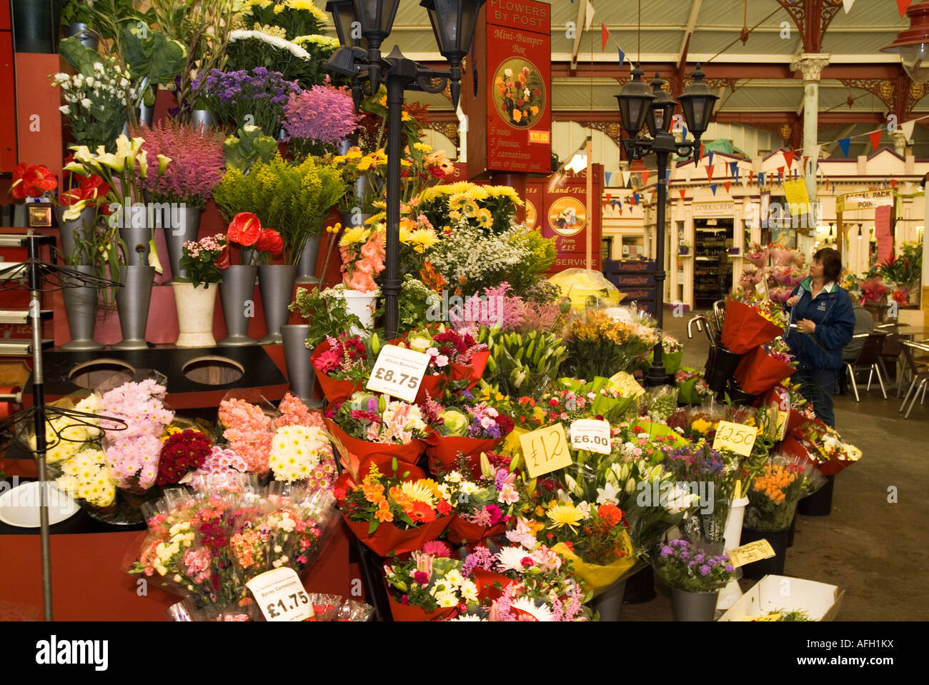 dh Halkett place marché ST HELIER ÎLE DE JERSEY Central les îles de la chaîne des marchés intérieurs de fleurs de légumes stall Banque D'Images