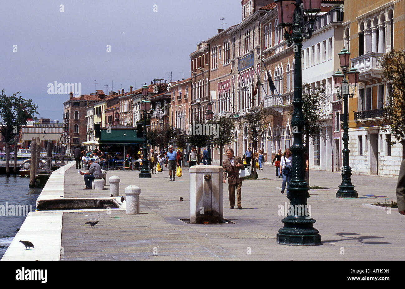 Promenade au bord de l'eau à Ponte Lungo Zattere à Dorsoduro de Venise Italie Banque D'Images