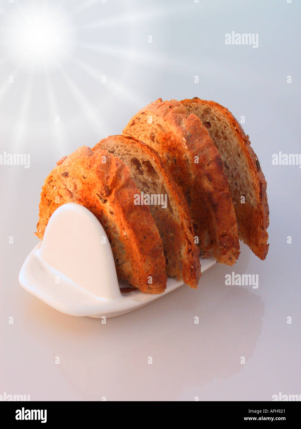 Pain brun à grain pleine sur un toast grillé avec du soleil rack enhancement Banque D'Images