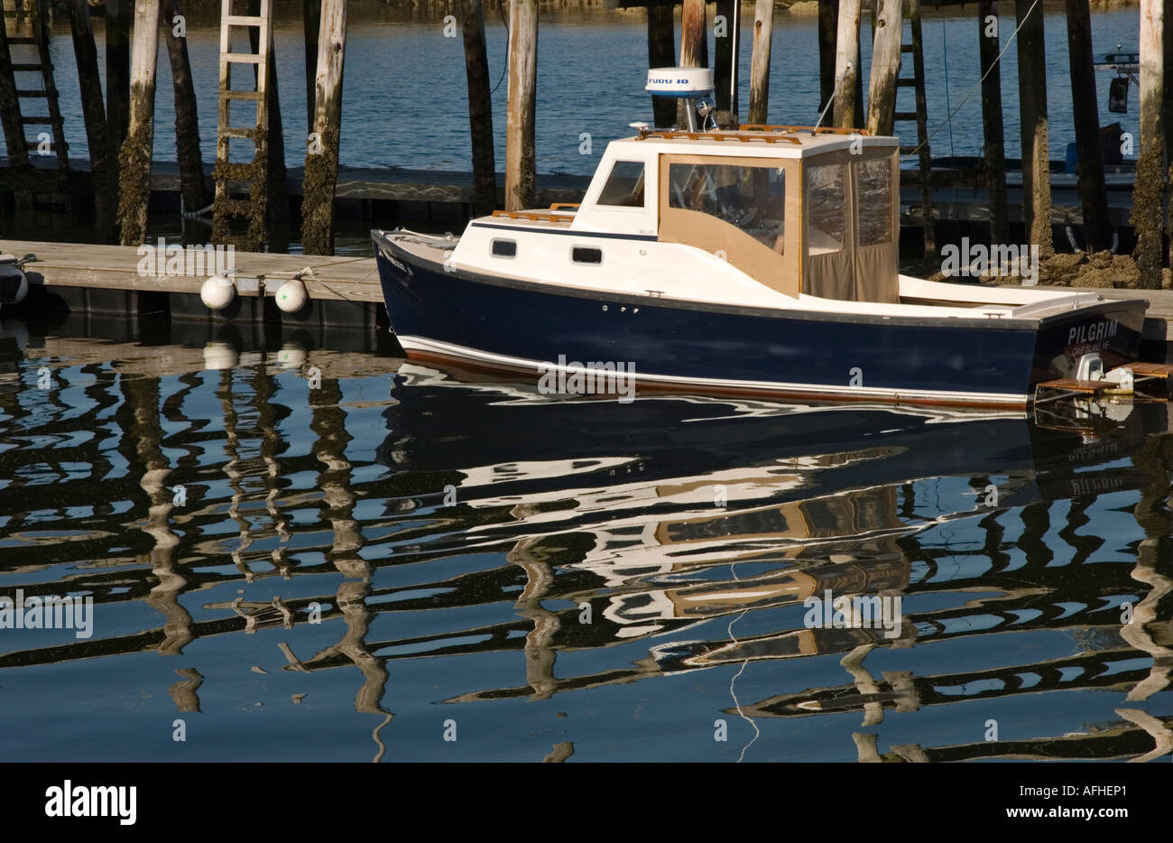 Voile et réflexions à Stonington, Maine, Juillet 2006 Banque D'Images