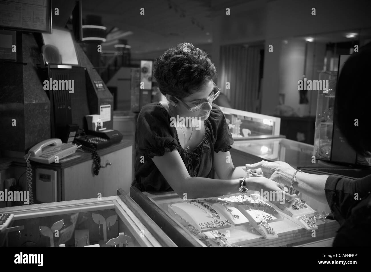 Fille de vente au magasin de bijoux d'aide aux clients Banque D'Images