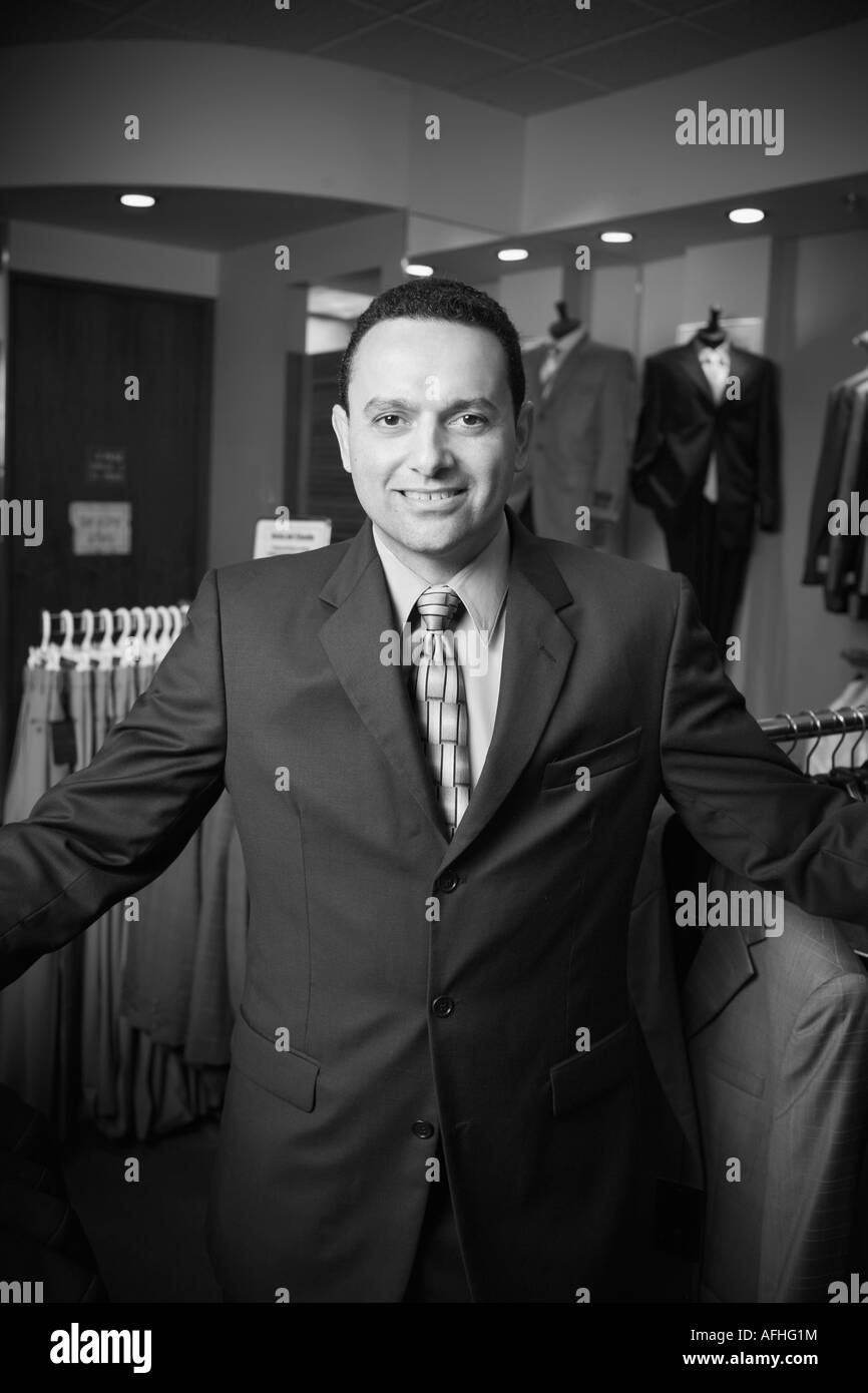 Associé aux ventes en magasin de vêtements pour homme in mall Banque D'Images