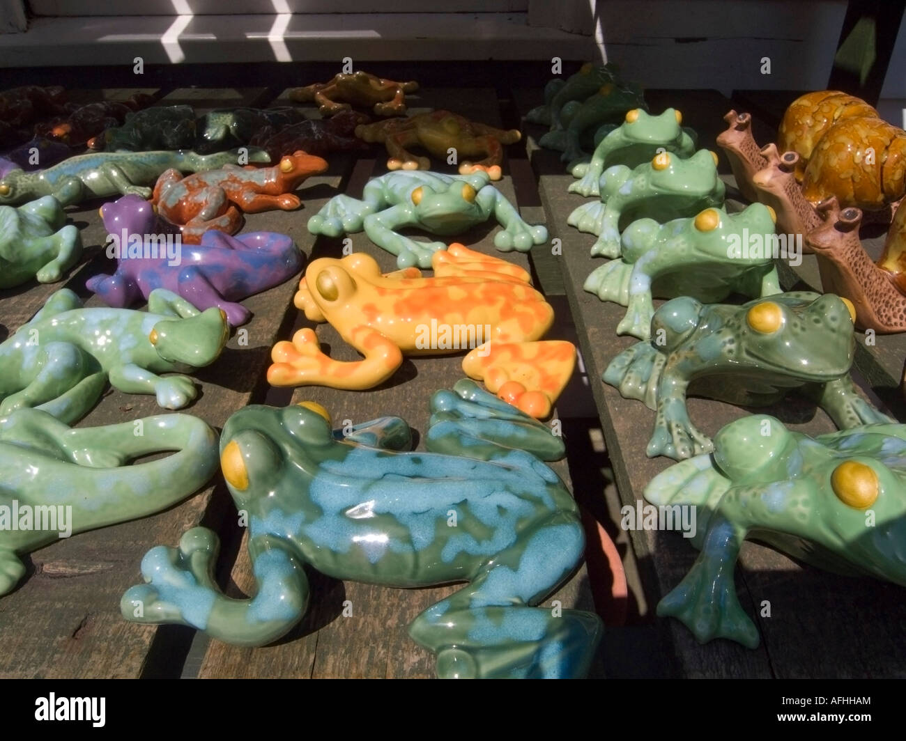 Jardin de céramique colorée les grenouilles et les escargots sur la vente au garden centre, Royaume-Uni Banque D'Images