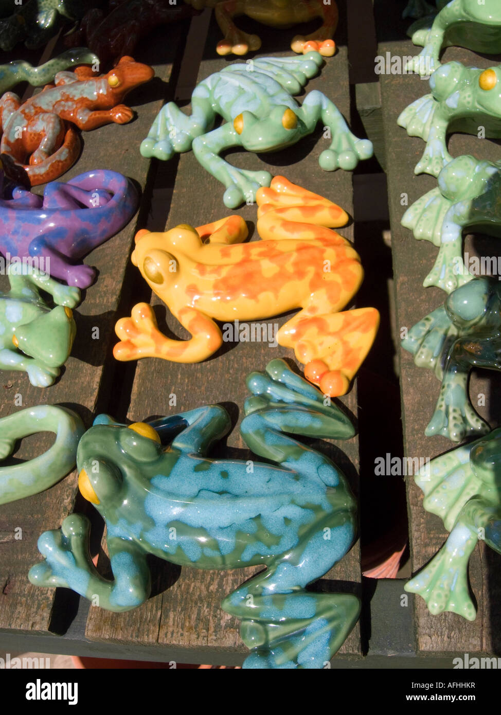 Jardin de céramique colorée des grenouilles sur la vente au garden centre, Royaume-Uni Banque D'Images