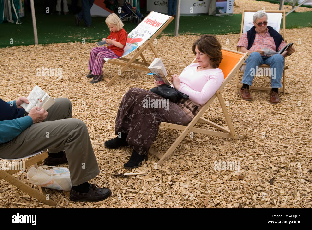 Penguin livre éditeur auteurs publicité chaises longues personnes lisant Hay Festival Hay on Wye Powys Wales 2006 2000s HOMER SYKES Banque D'Images