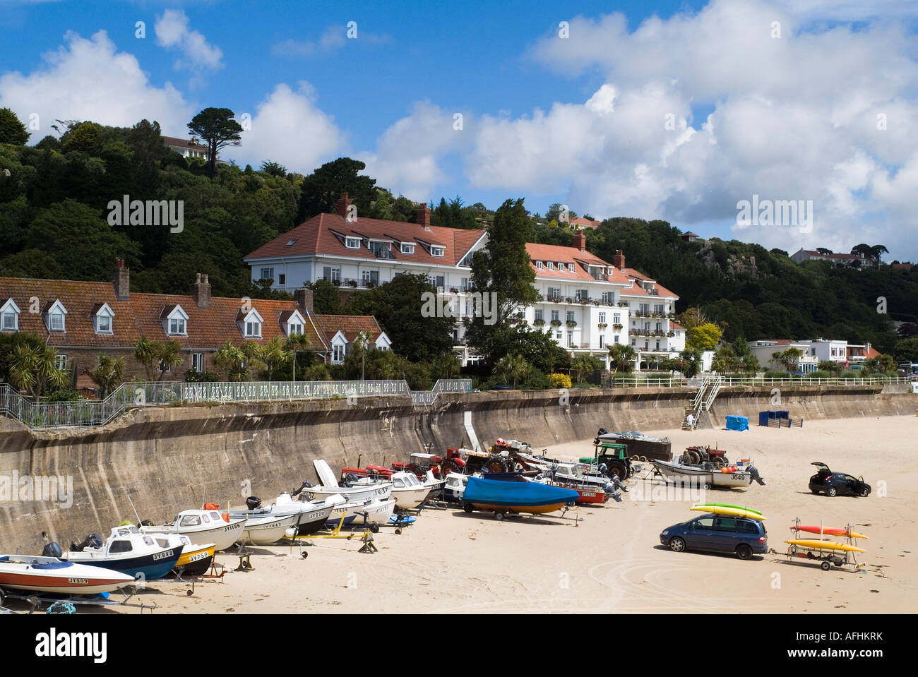 Dh St Brelades Bay St Brelade JERSEY Hôtel sandy beach promenade de bord de bateaux Banque D'Images