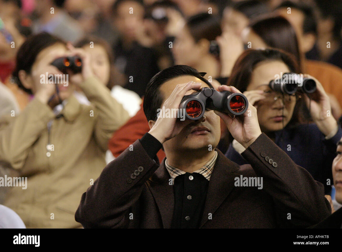 Lac de l'Ouest Expo, Hangzhou, Chine : spectateurs regarder l'ouverture cremony des Exposition West Lake Banque D'Images