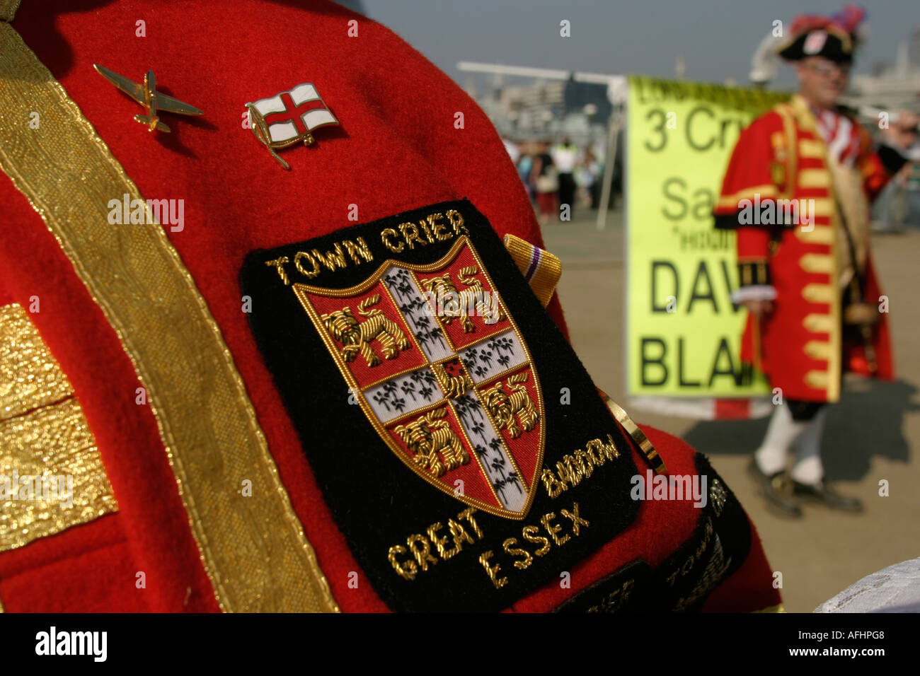 Londres crieurs en uniforme rouge traditionnel sur London South Bank soutenir David Blaine pendant sa cascade assis dans une susp Banque D'Images