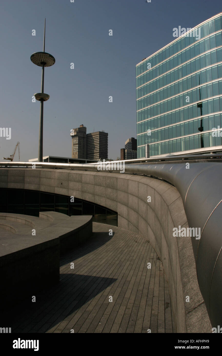 Parc de Londres et de l'architecture à côté les maires nouveau bâtiment sur la rive sud de la Tamise Banque D'Images