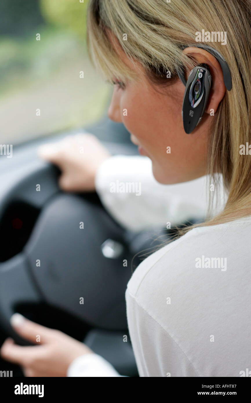 Femme avec les mains libres dans la voiture Banque D'Images