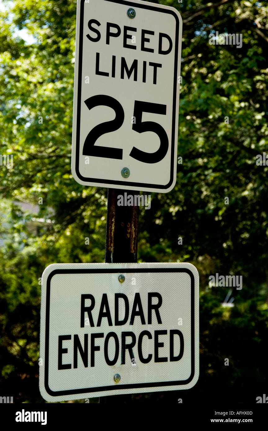 Les radars de contrôle de la circulation de la limite de vitesse sign Banque D'Images