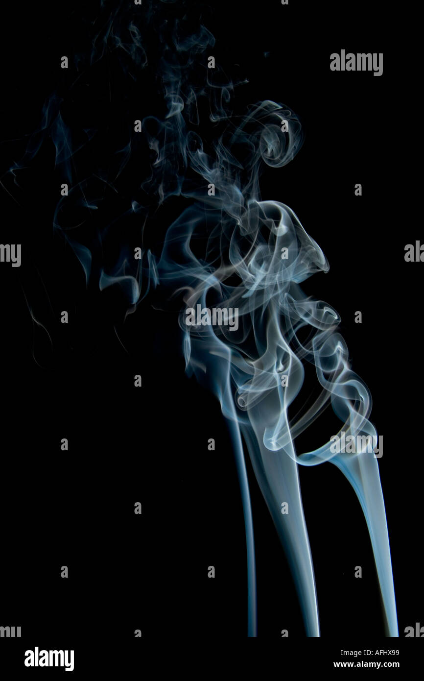 Tourbillon de fumée bleue sur fond noir Banque D'Images