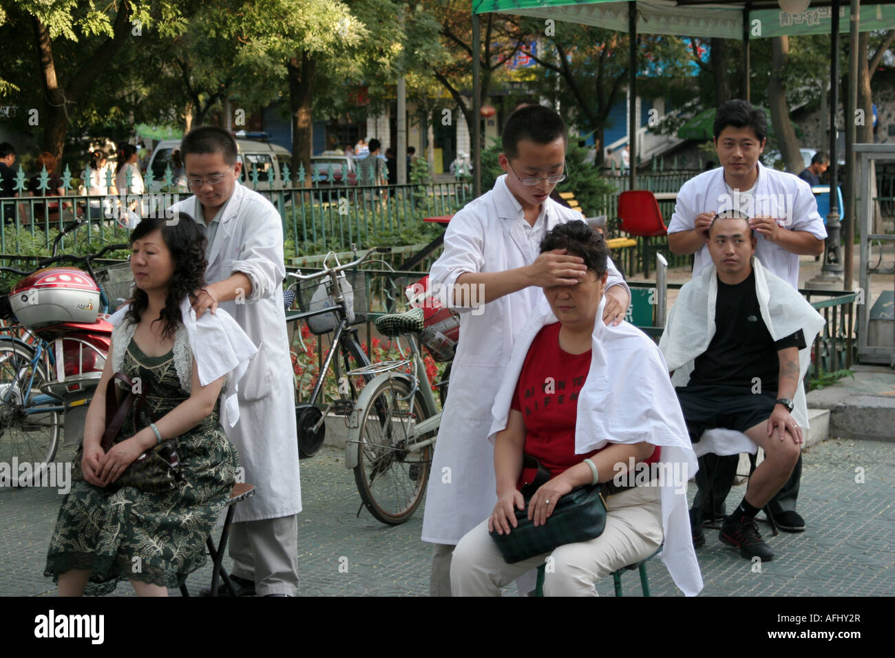 Massage dans la rue de la ville de Yinchuan Ningxia Chine Août 2007 Banque D'Images