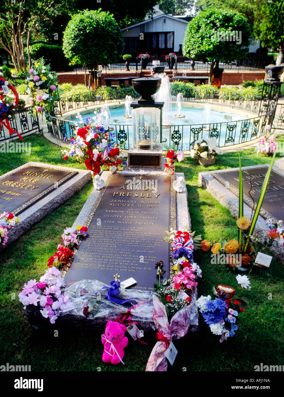 Elvis Presley tombe dans le jardin de sa maison à Graceland, Memphis, Tennessee, USA. Ses parents aussi graves Banque D'Images