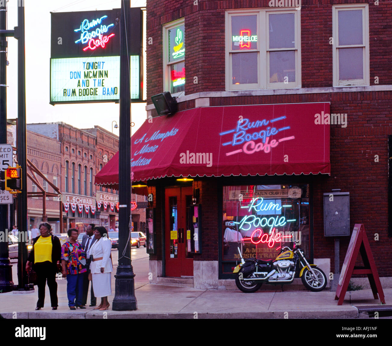 Beale Street Memphis, Tennessee, USA. Accueil de la musique blues. Le célèbre grand magasin Schwab derrière le Rum Boogie Cafe Banque D'Images