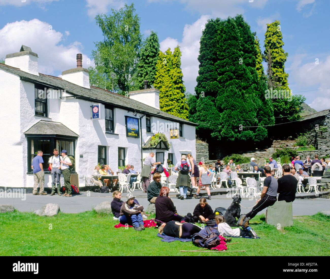 Parc National de Lake District. Les marcheurs au Britannia Inn pub à Great Langdale à Langdale, Ambleside, Cumbria, Angleterre. Banque D'Images