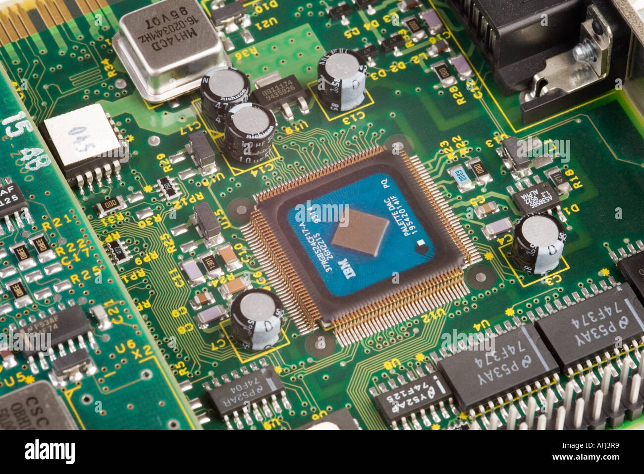 Une carte de montage vidéo pour PC ordinateur montrant différents composants électroniques Banque D'Images