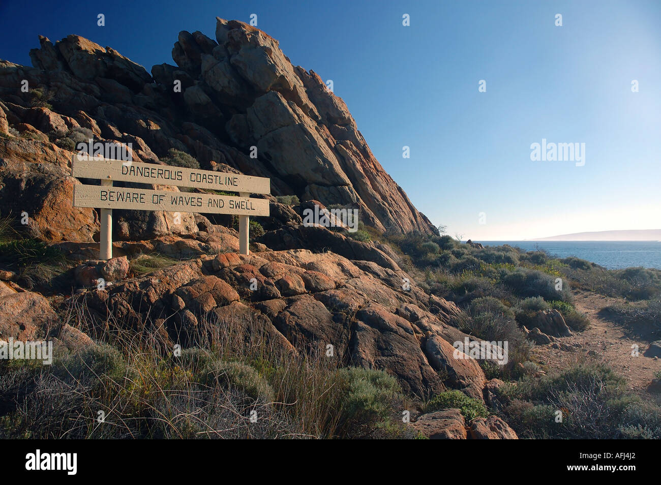 Avertissement signe de littoral dangereux Méfiez-vous des vagues et de la houle roches Canal Région de Margaret River en Australie de l'Ouest Banque D'Images