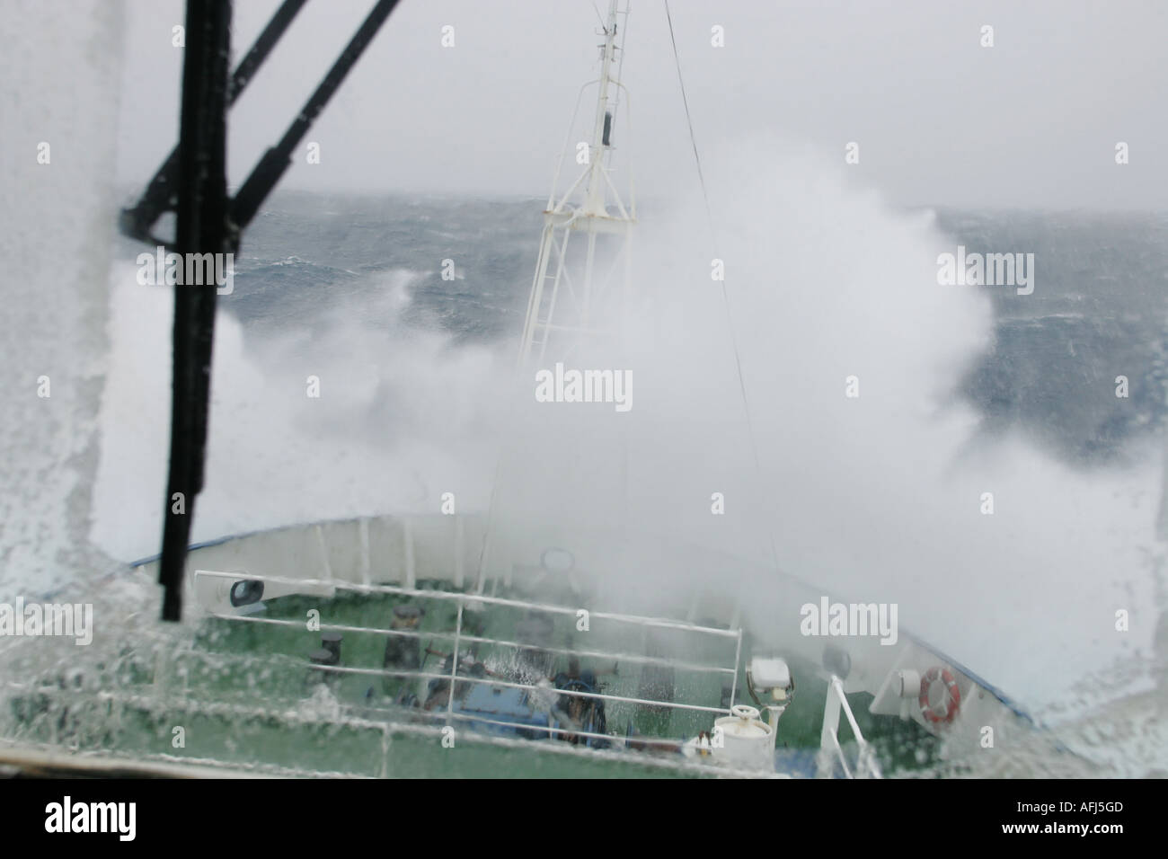 Un navire dans une tempête dans l'Océan Austral Banque D'Images