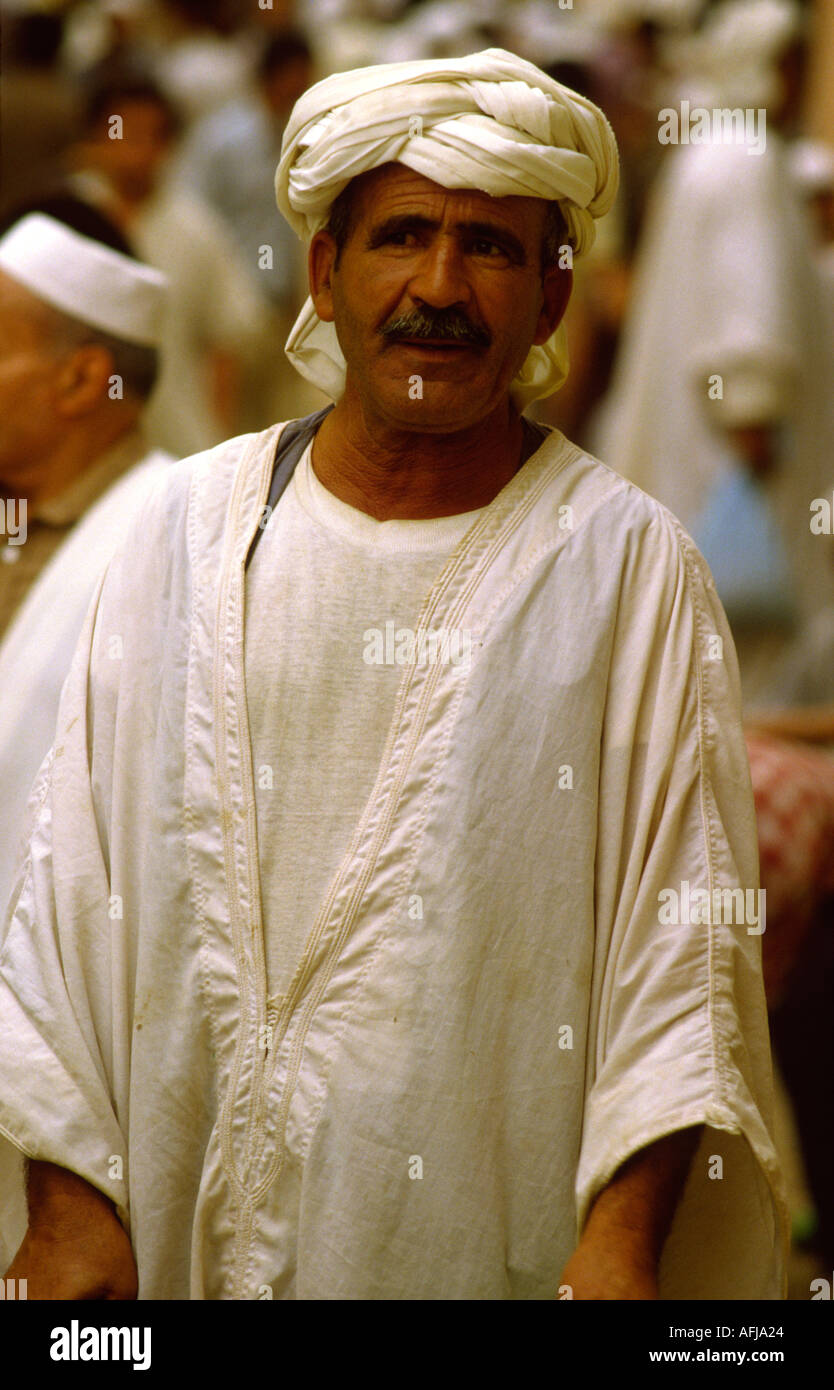 L'homme en costume traditionnel à Ghardaia ville oasis Photo Stock - Alamy