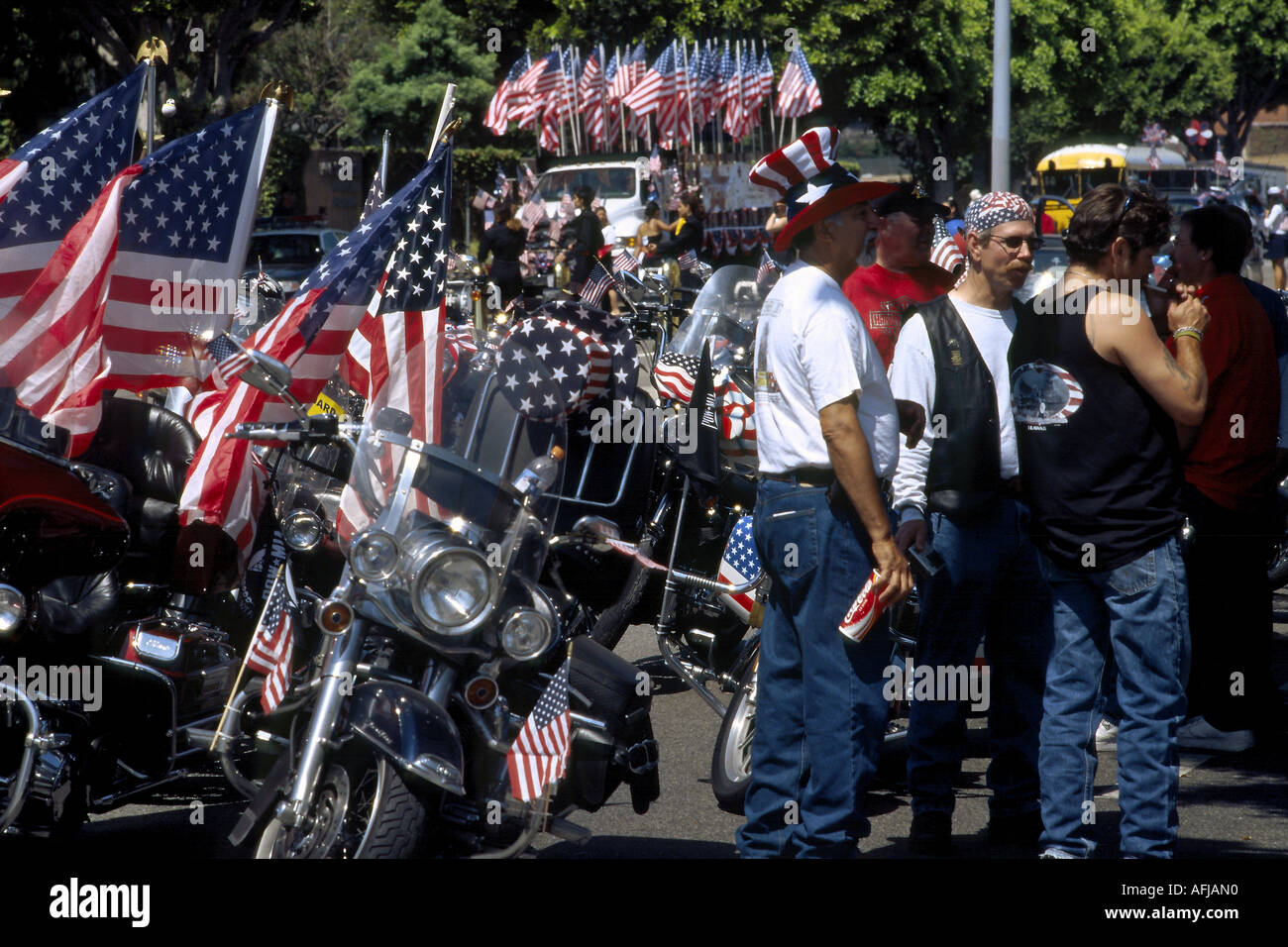 Harley Davidson riders attendre le défilé s'ouvrir le 4 juillet dans la région de Westchester, Los Angeles, Californie Banque D'Images