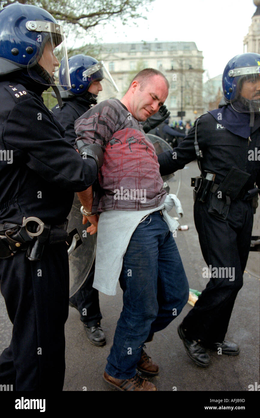 Manifestant d'être arrêté par la police à jour mai manifestation Reclaim the Streets à Trafalgar Square, au centre de Londres 2000. Banque D'Images