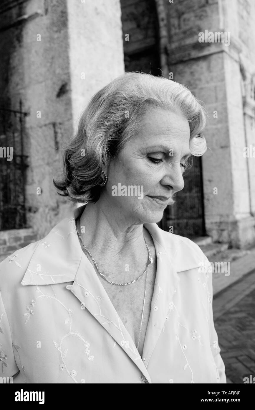Close-up of a senior woman looking down Banque D'Images