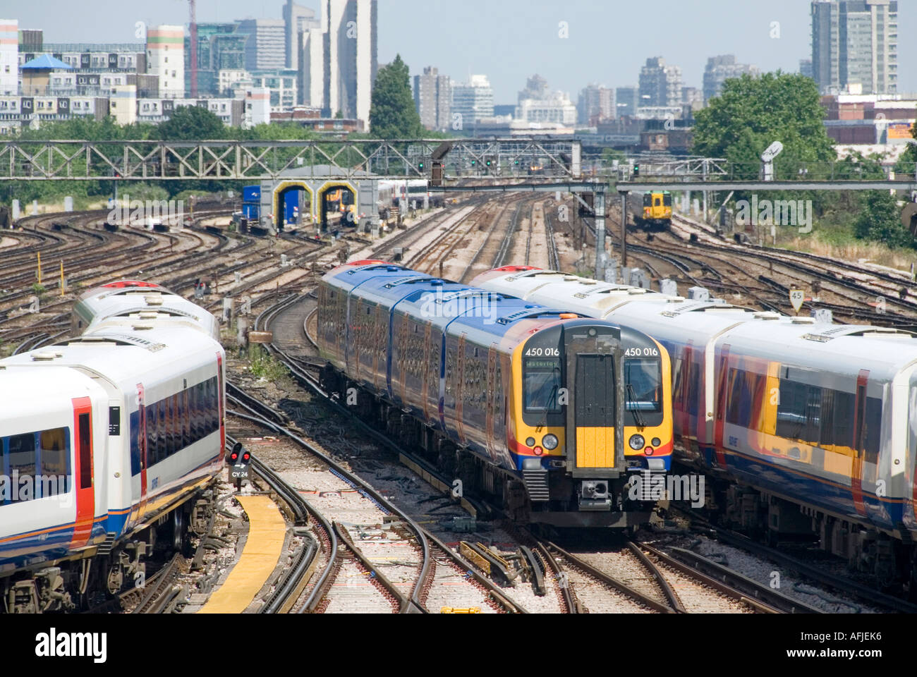 En regardant les approches très fréquentées de la gare de Clapham Junction, les plates-formes avec les trains électriques et les gratte-ciel de Londres au sud de Londres Angleterre Royaume-Uni Banque D'Images