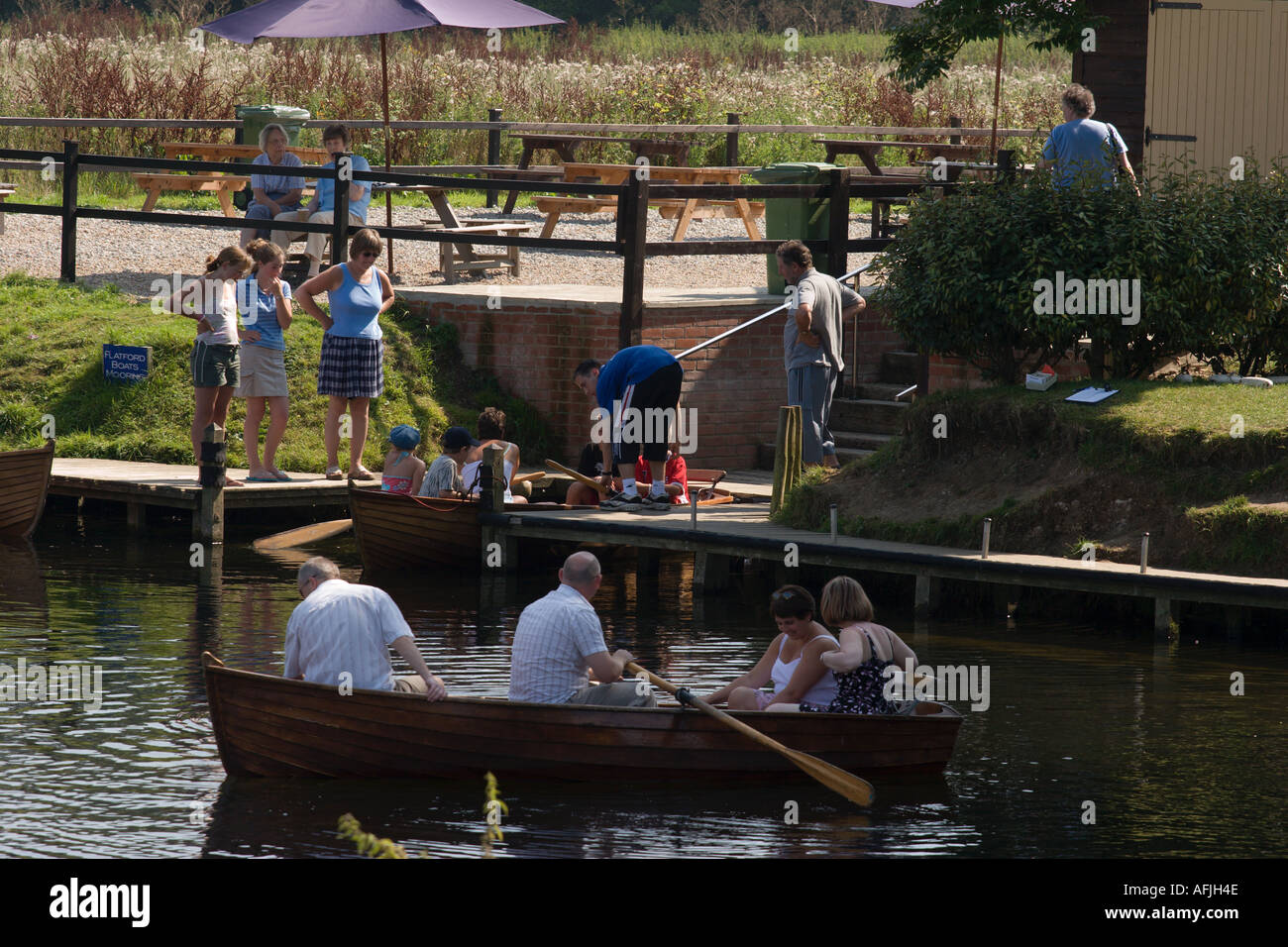 Bateau sur la rivière Stour Le village historique de Dedham dans l'Essex, Angleterre Banque D'Images