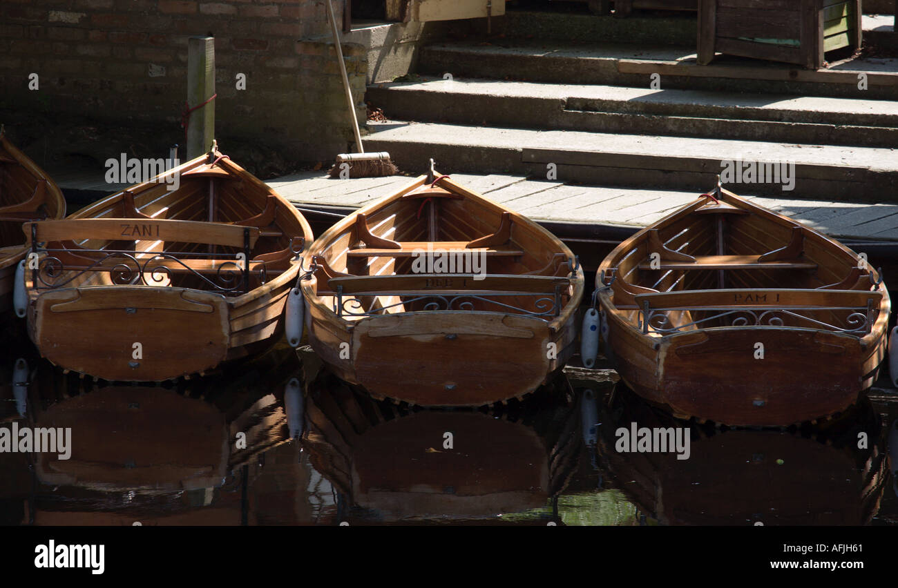 Bateau sur la rivière Stour Le village historique de Dedham dans l'Essex, Angleterre Banque D'Images
